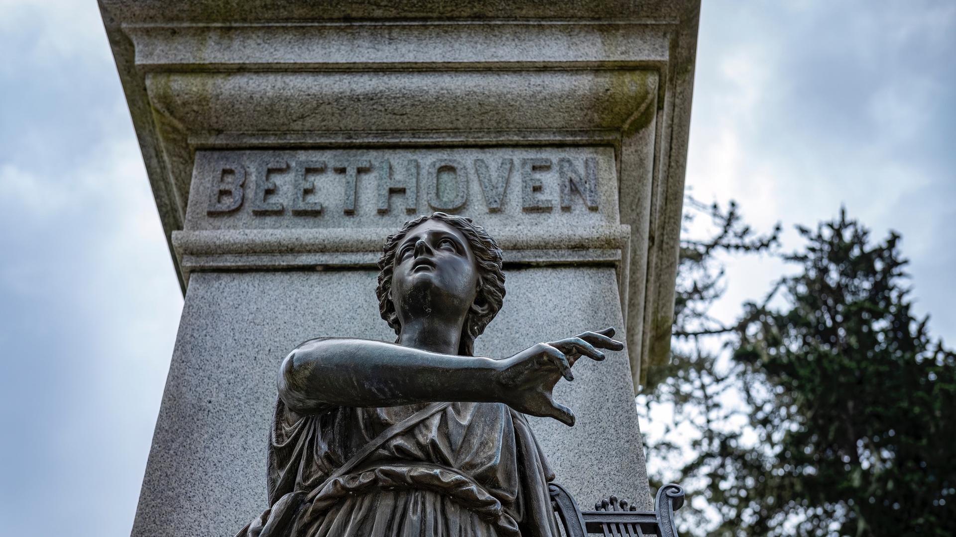 Eine weibliche Figur als Teil eines Denkmals mit dem Schriftzug "Beethoven".
