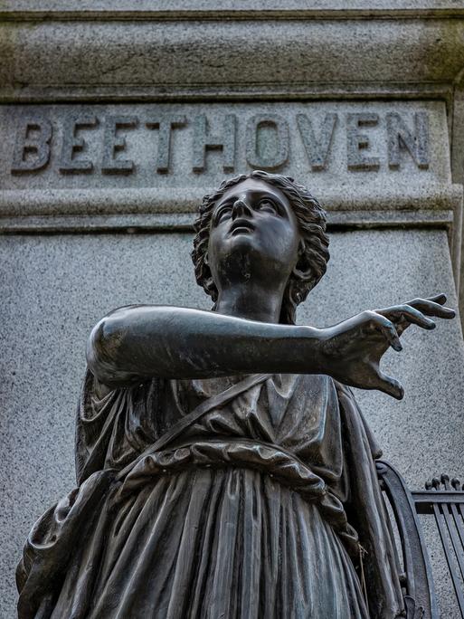 Eine weibliche Figur als Teil eines Denkmals mit dem Schriftzug "Beethoven".