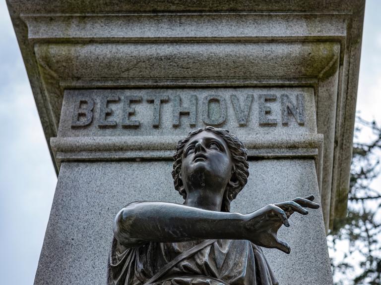 Eine weibliche Figur als Teil eines Denkmals mit dem Schriftzug "Beethoven".