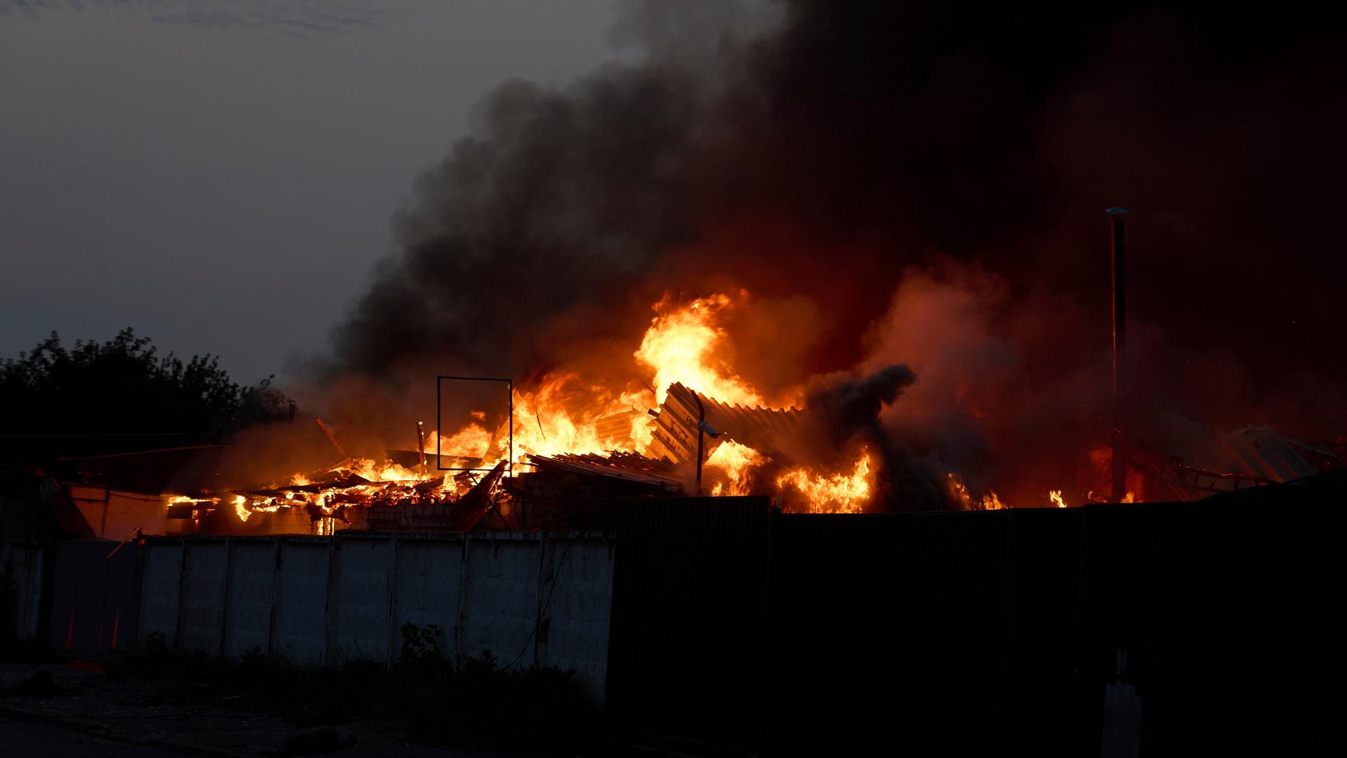 Schwarzer Rauch über einer brennenden Garage in Kiew. Schwarzer Rauch über einer brennenden Garage in Kiew.