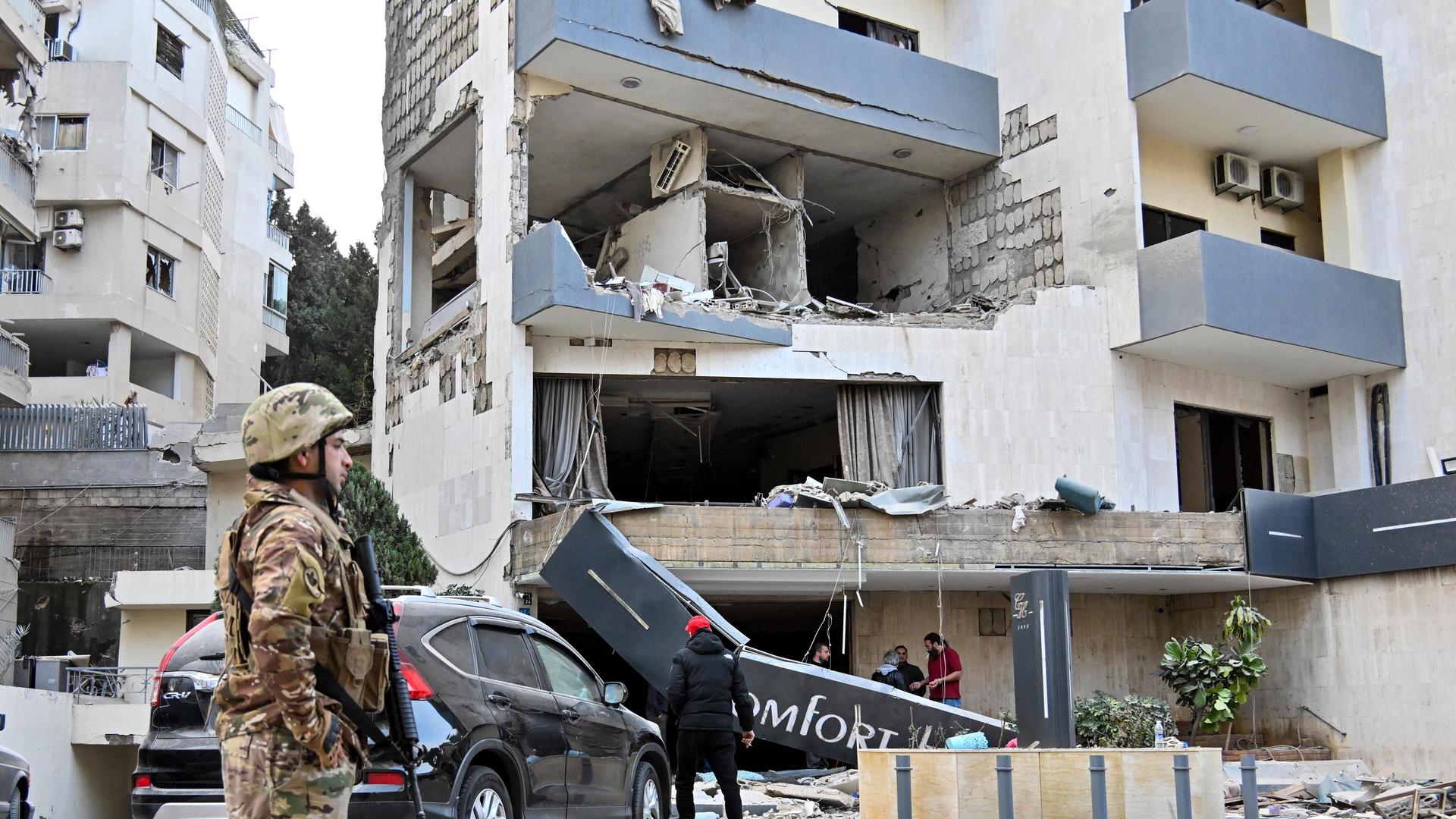 Ein Soldat steht vor einem Hotel in Beirut, das schwer getroffen wurde.