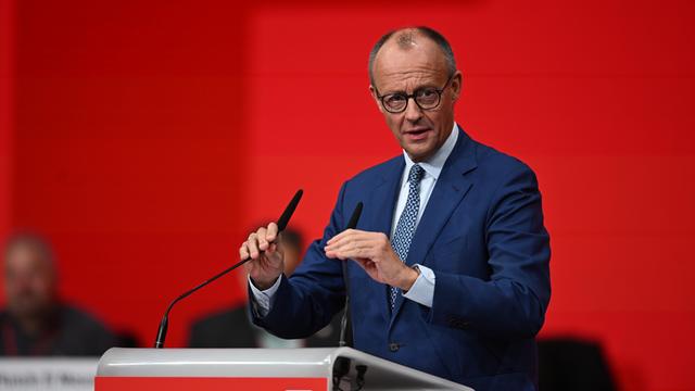 Bundeskanzler Merz hält eine Rede. 