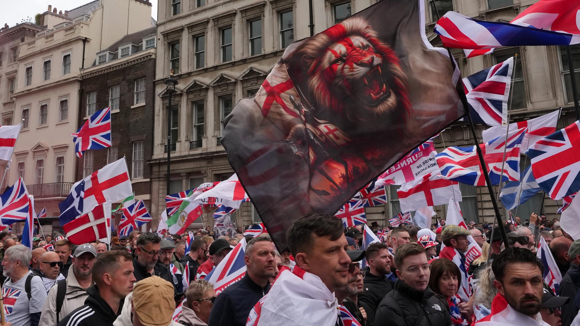 Demonstrationsteilnehmer mit Flaggen bei einem rechten Protestzug in London.