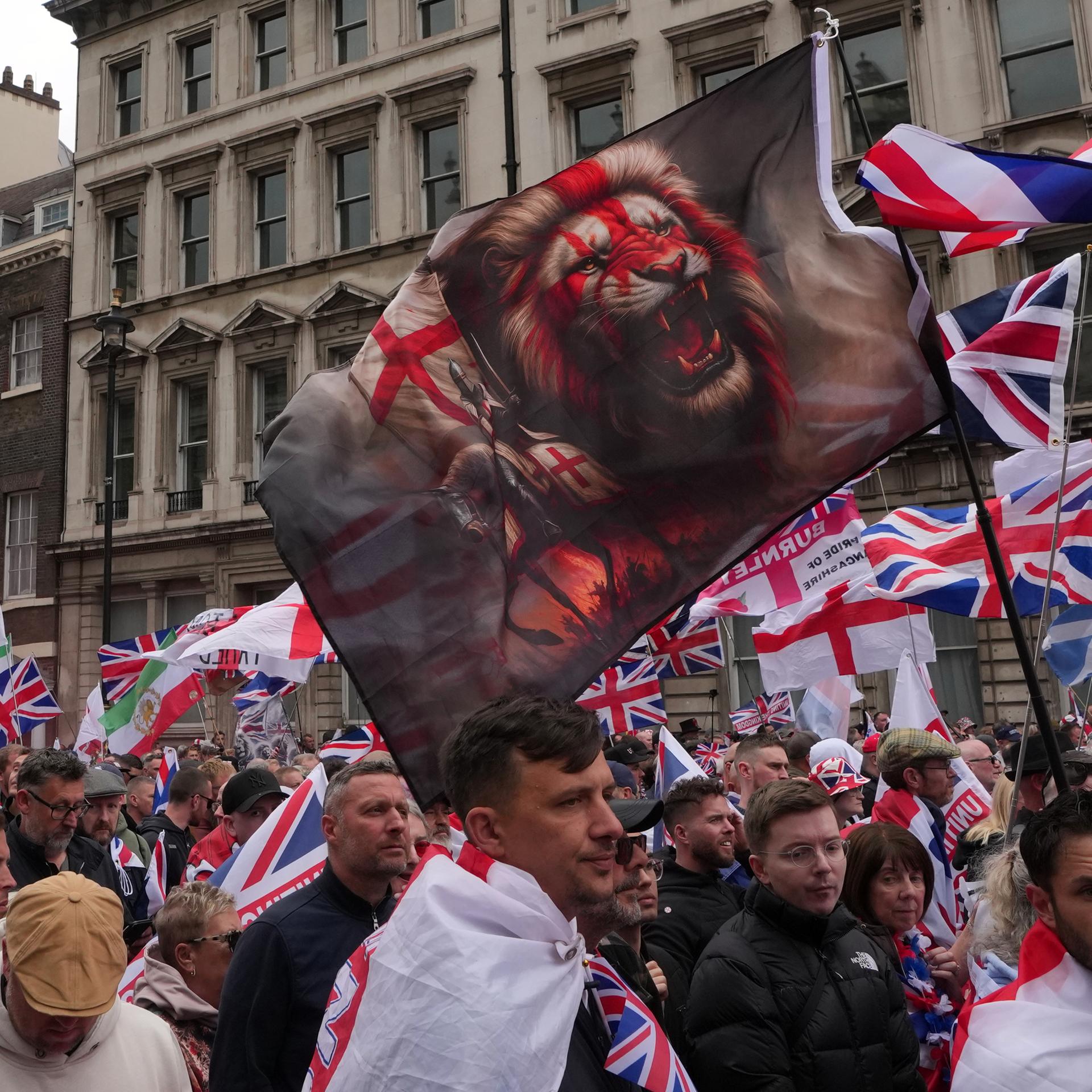 Rechte und propalästinensische Aktivisten - Zehntausende bei Großkundgebungen in London - Dutzende Festnahmen
