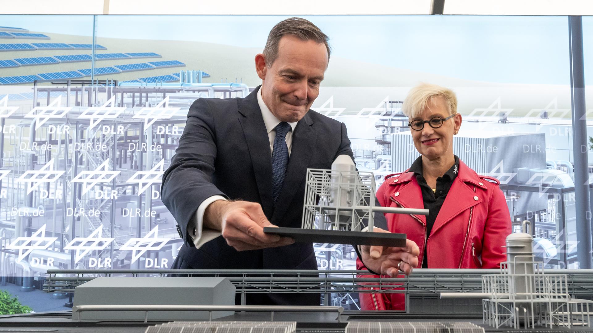 Sachsen-Anhalt, Leuna: Volker Wissing (FDP), Bundesverkehrsminister, ergänzt im Beisein von Anke Kaysser-Pyzalla, Vorsitzende des DLR-Vorstands, das Modell einer Anlage für Power-to-Liquid-Kraftstoffe im Chemiepark Leuna. 