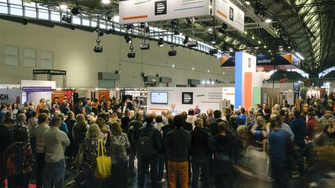 Impressionen von der Frankfurter Buchmesse 2025 und dem Deutschlandradio Messestand