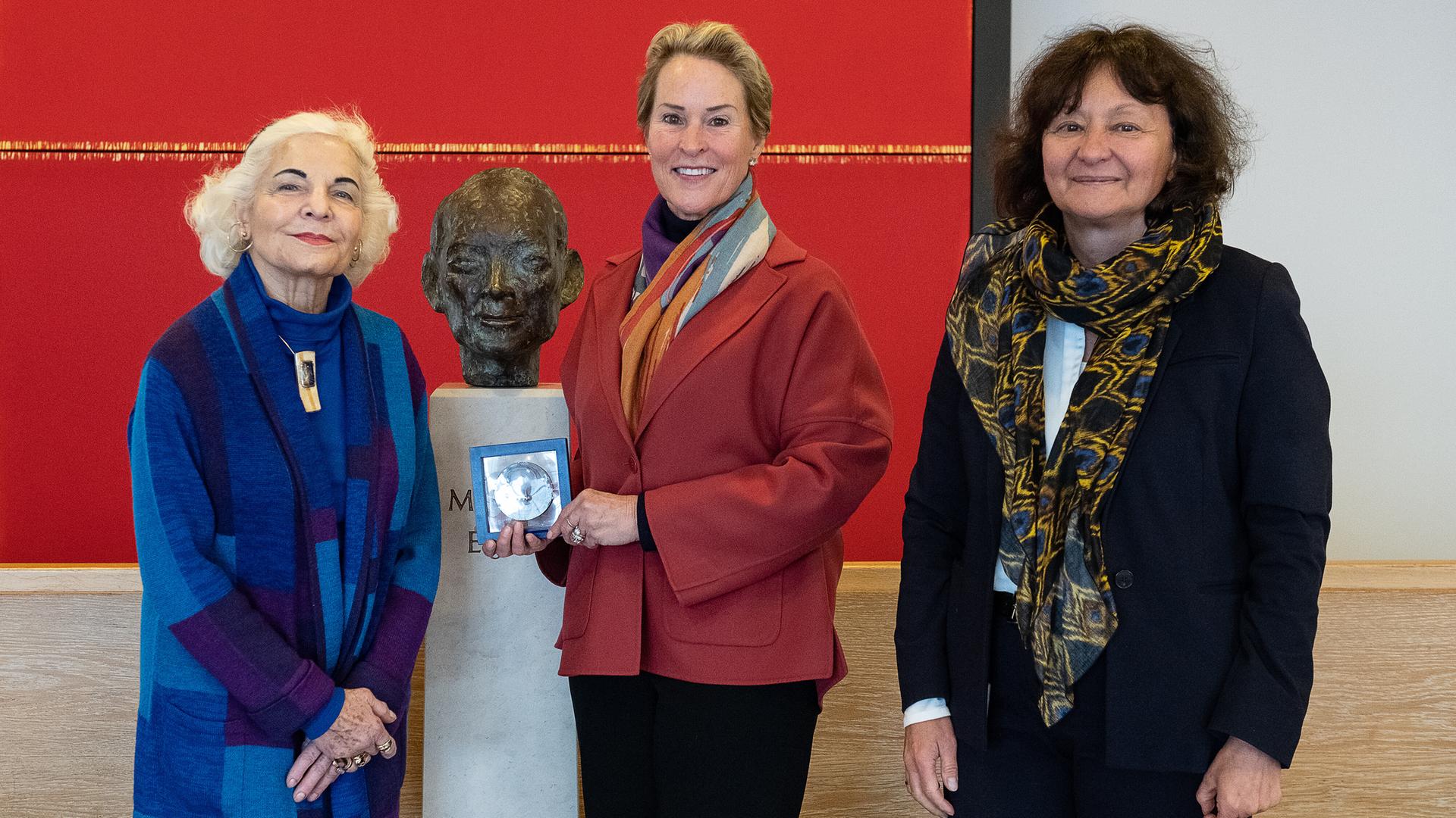 Ruthild Oswatitsch-Eigen (l-r), Chemie-Nobelpreisträgerin Frances H. Arnold und Marina Rodnina, Geschäftsführende Direktorin am Max-Planck-Institut für Multidisziplinäre Naturwissenschaften stehen bei einem Vortrag zusammen Ruthild Oswatitsch-Eigen (l-r), Chemie-Nobelpreisträgerin Frances H. Arnold und Marina Rodnina, Geschäftsführende Direktorin am Max-Planck-Institut für Multidisziplinäre Naturwissenschaften stehen bei einem Vortrag zusammen