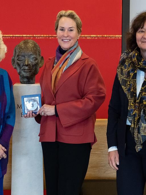 Ruthild Oswatitsch-Eigen (l-r), Chemie-Nobelpreisträgerin Frances H. Arnold und Marina Rodnina, Geschäftsführende Direktorin am Max-Planck-Institut für Multidisziplinäre Naturwissenschaften stehen bei einem Vortrag zusammen