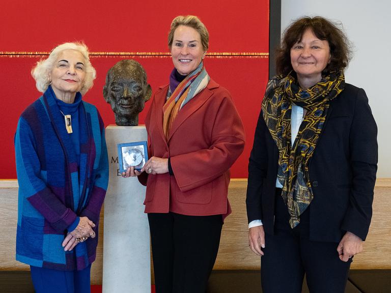 Ruthild Oswatitsch-Eigen (l-r), Chemie-Nobelpreisträgerin Frances H. Arnold und Marina Rodnina, Geschäftsführende Direktorin am Max-Planck-Institut für Multidisziplinäre Naturwissenschaften stehen bei einem Vortrag zusammen