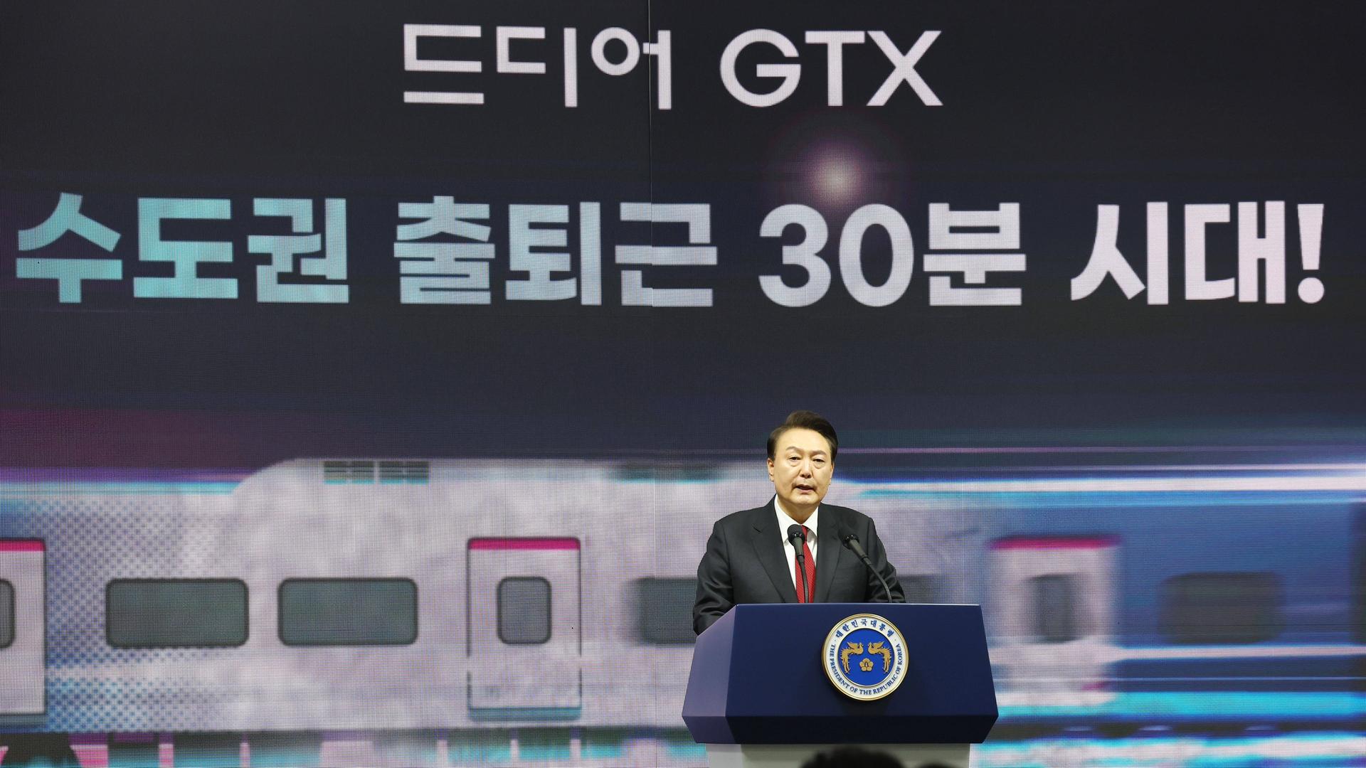 Südkoreas Präsident Yoon Suk-yeol hat den ersten Streckenabschnitt einer neuen Hochgeschwindigkeits-U-Bahn eröffnet Südkoreas Präsident Yoon Suk-yeol hat den ersten Streckenabschnitt einer neuen Hochgeschwindigkeits-U-Bahn eröffnet