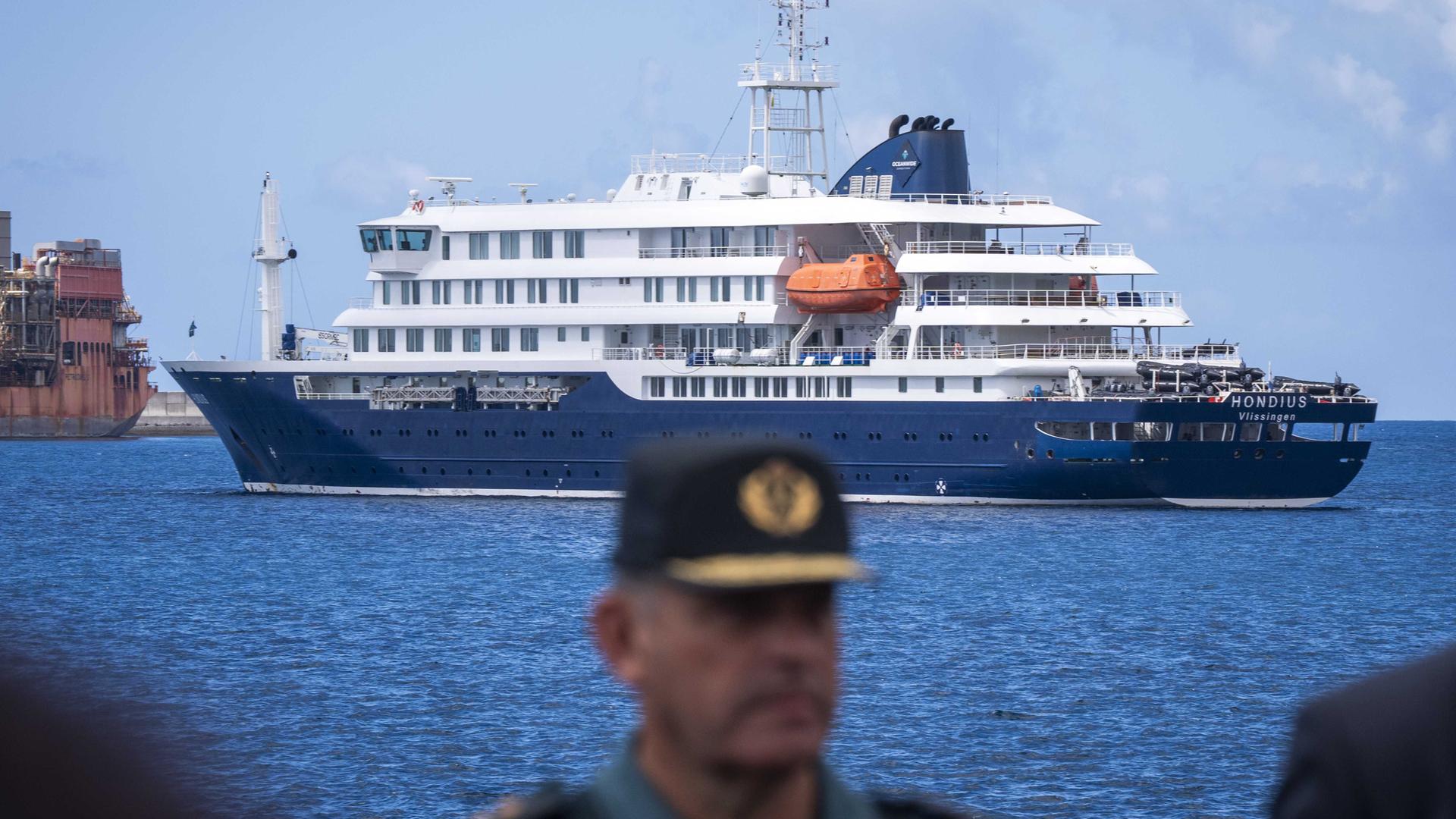 Das niederländische Kreuzfahrtschiff "Hondius" im Hafen von Teneriffa. Davor steht ein Mann.   