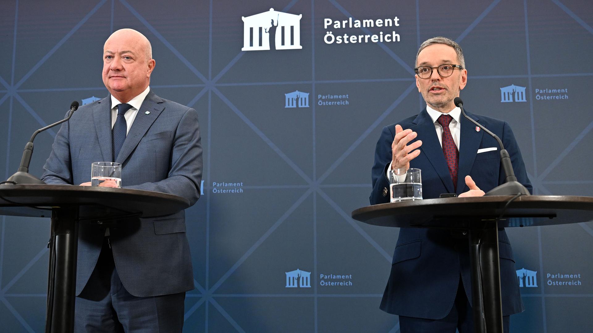 ÖVP-Chef Christian Stocker (l) und FPÖ-Chef Herbert Kickl geben im Auditorium des Parlaments ein Pressestatement zu den Koalitionsgesprächen zwischen der FPÖ und ÖVP.