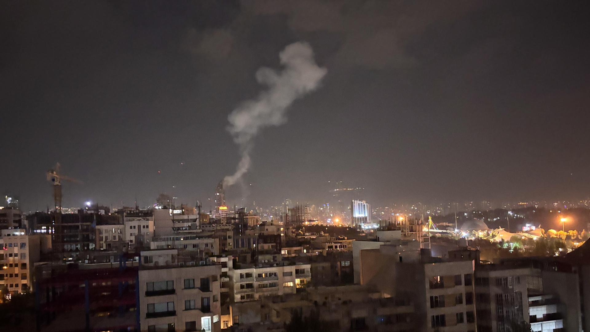 Rauch steigt nach dem Angriff von Israel über Teheran auf. Rauch steigt nach dem Angriff von Israel über Teheran auf.