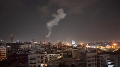 Rauch steigt nach dem Angriff von Israel über Teheran auf.