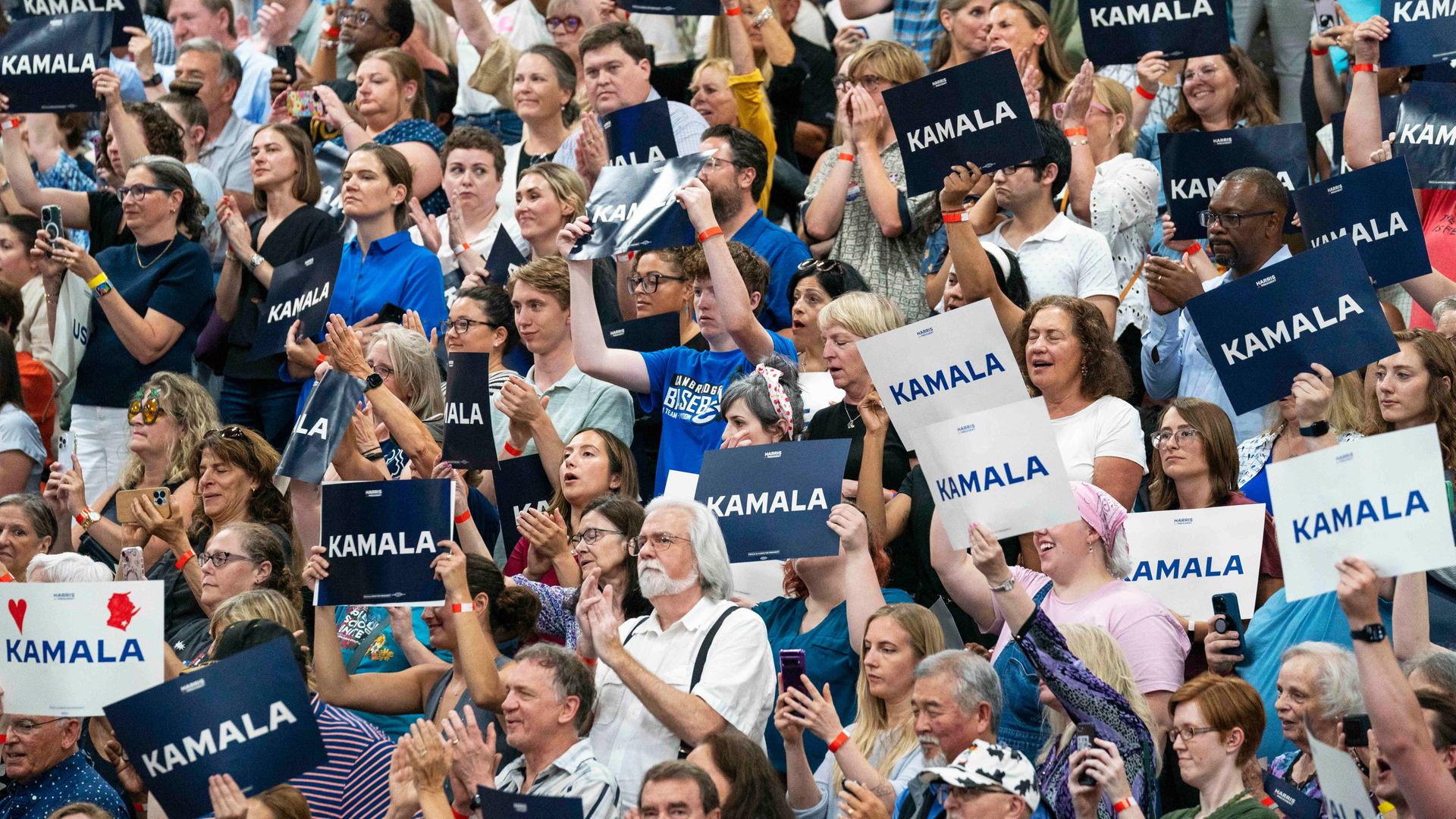 Während einer Veranstaltung in Wisconsin halten Anhänger Schilder zur Unterstützung von Vizepräsidentin Kamala Harris hoch. Während einer Veranstaltung in Wisconsin halten Anhänger Schilder zur Unterstützung von Vizepräsidentin Kamala Harris hoch.