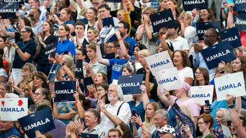 Während einer Veranstaltung in Wisconsin halten Anhänger Schilder zur Unterstützung von Vizepräsidentin Kamala Harris hoch.