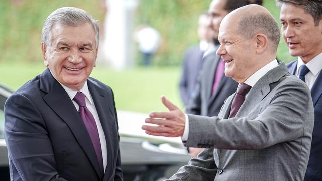 Bundeskanzler Olaf Scholz (SPD) empfängt den Präsidenten von Usbekistan, Shavkat Mirziyoyev (l), zum Zentralasien-Gipfel im Kanzleramt. 