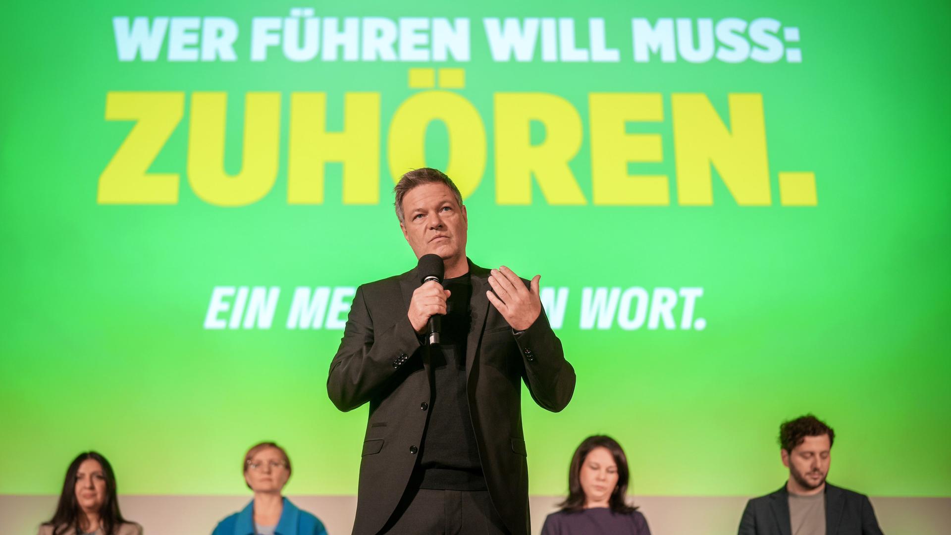 Robert Habeck, Wirtschaftsminister und Klimaschutz und Kanzlerkandidat von Bündnis 90/Die Grünen, stellt den Entwurf des Wahlprogramms zur Bundestagswahl 2025 vor Pegah Edalatian (l-r), Franziska Brantner, Annalena Baerbock und Felix Banaszak vor. 