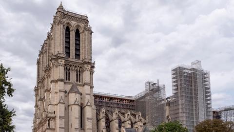 Seitenansicht der Kathedrale Notre-Dame de Paris mit großem Gerüst für Brandreparaturen, Paris