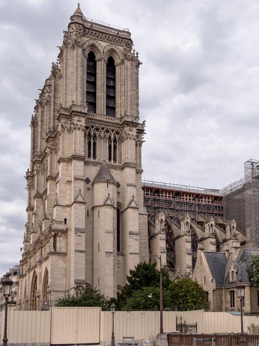 Seitenansicht der Kathedrale Notre-Dame de Paris mit großem Gerüst für Brandreparaturen, Paris