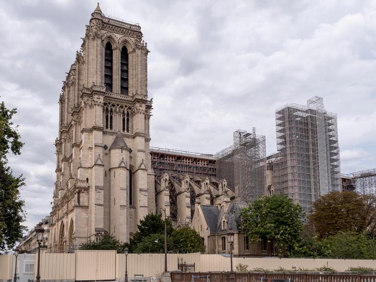 Seitenansicht der Kathedrale Notre-Dame de Paris mit großem Gerüst für Brandreparaturen, Paris