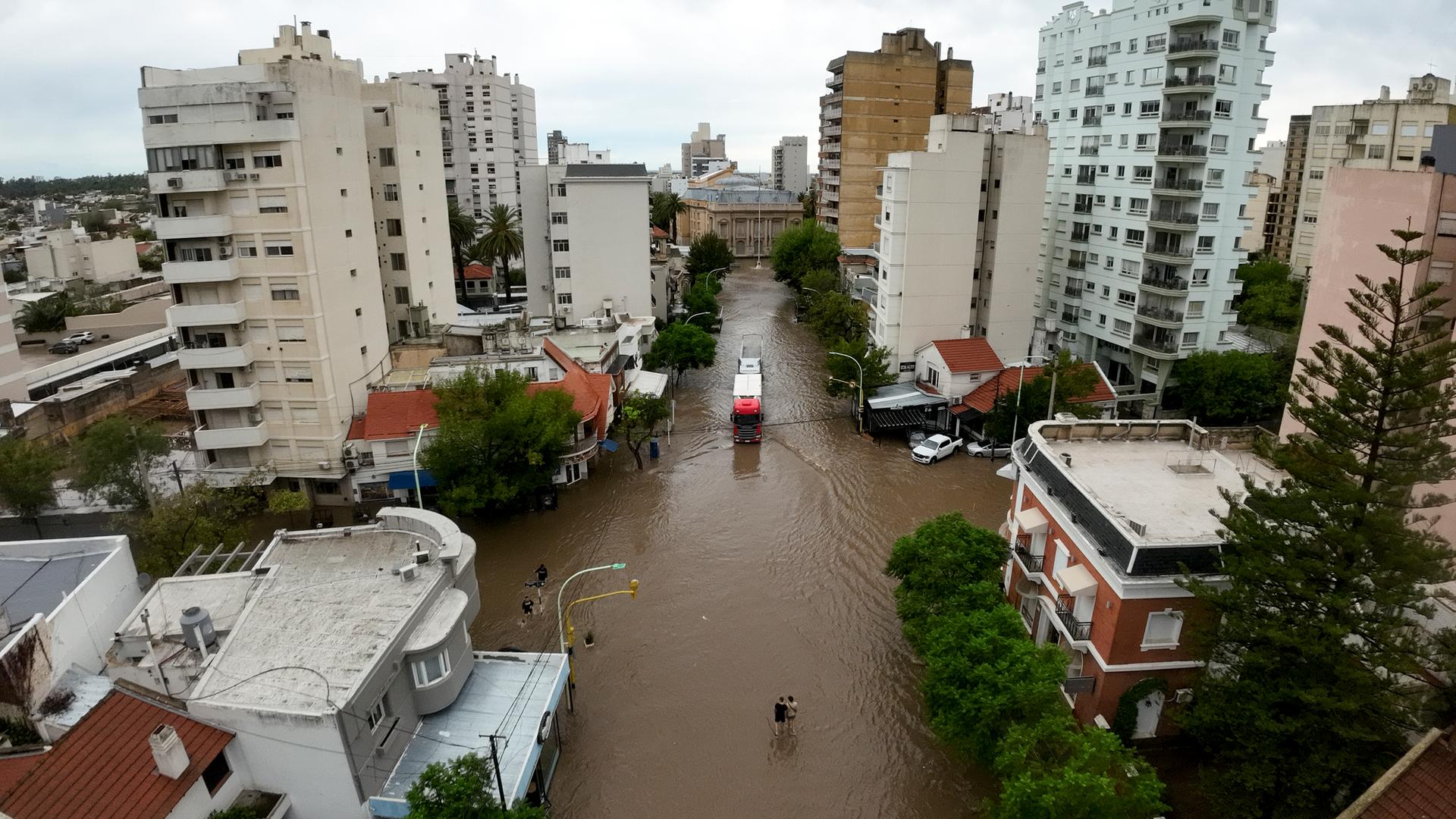 Das Bild zeigt aus der Vogelperspektive die überfluteten Straßen einer Großstadt mit Hochhäusern. 