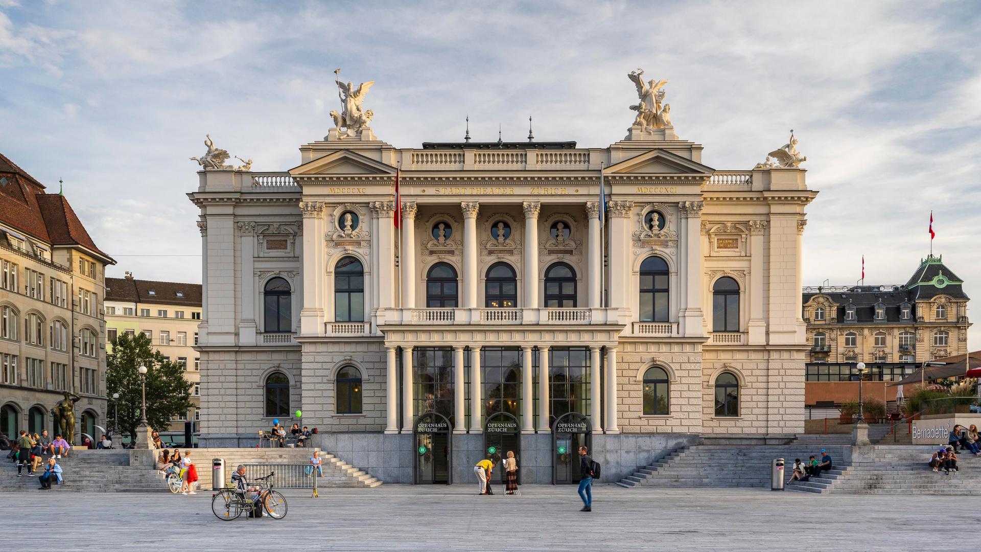 Die Aussenansicht des Opernhauses Zürich in der Schweiz.