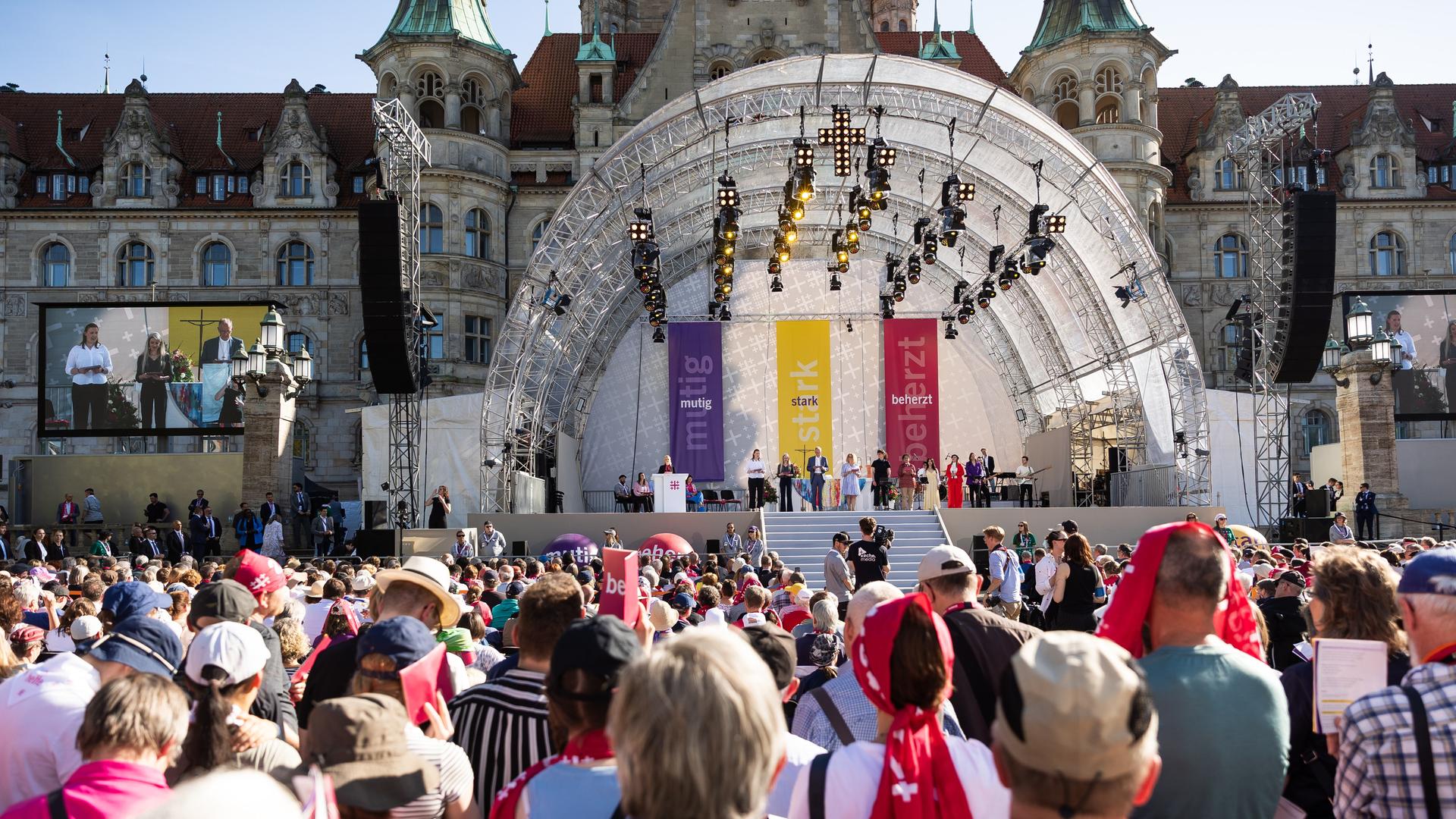Besucher verfolgen den Eröffnungsgottesdienst des Deutschen Evangelischen Kirchentages, der bis zum 4. Mai  in Hannover stattfindet. 