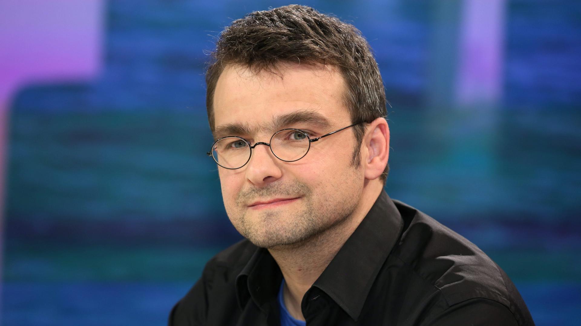 Porträt von Wolfgang Bauer (Journalist) in der ZDF-Talkshow maybrit illner am 23.04.2015 in Berlin.