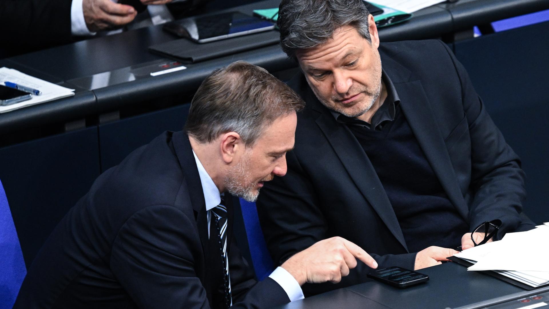 Christian Lindner und Robert Habeck unterhalten sich auf der Regierungsbank im Bundestag.