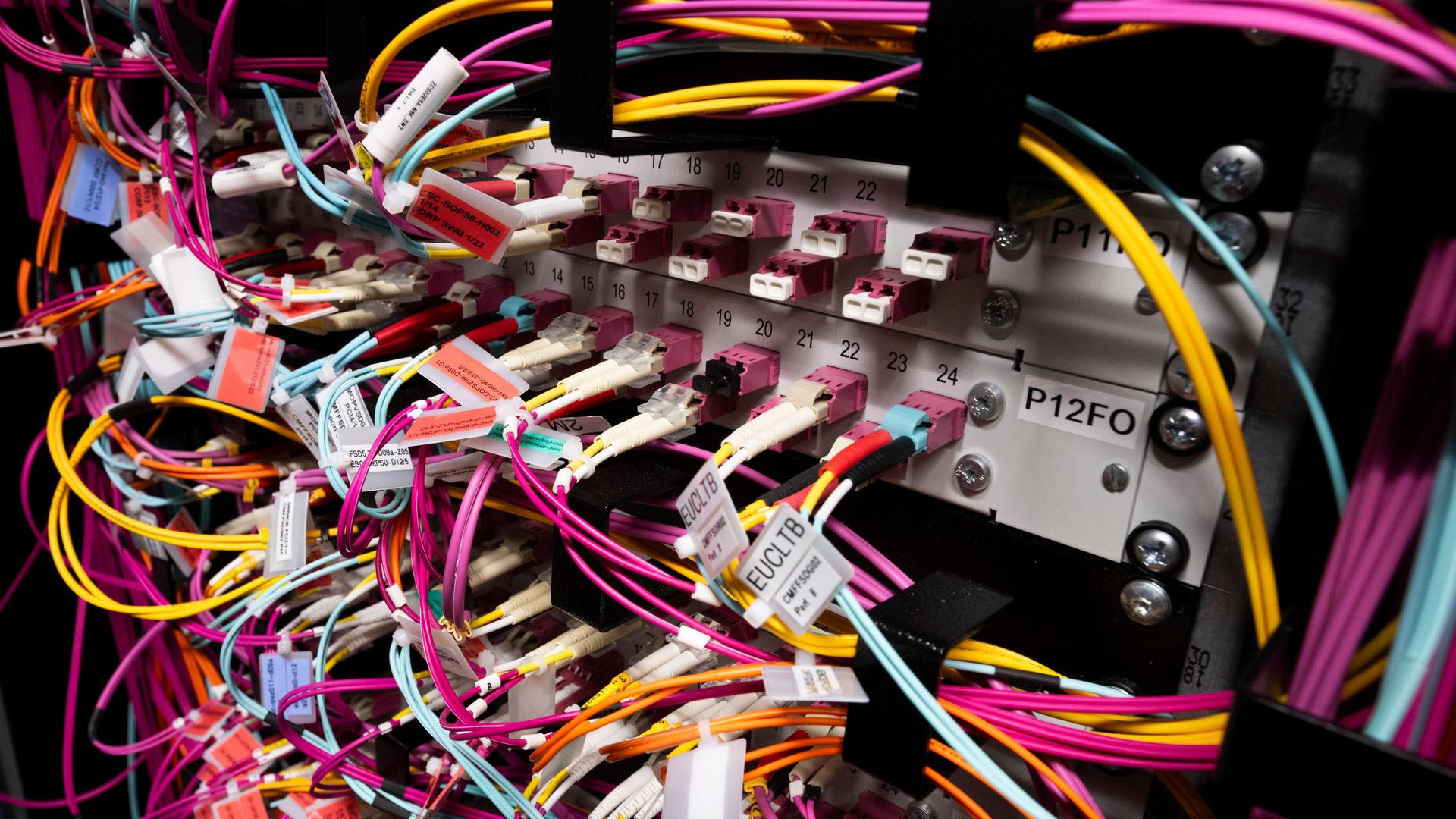 Kabel in einem Serverraum bei der europäischen Raumfahrtbehörde ESA. Kabel in einem Serverraum bei der europäischen Raumfahrtbehörde ESA.