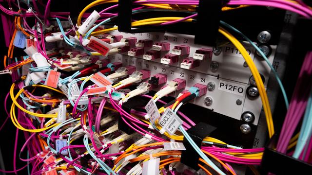 Kabel in einem Serverraum bei der europäischen Raumfahrtbehörde ESA.