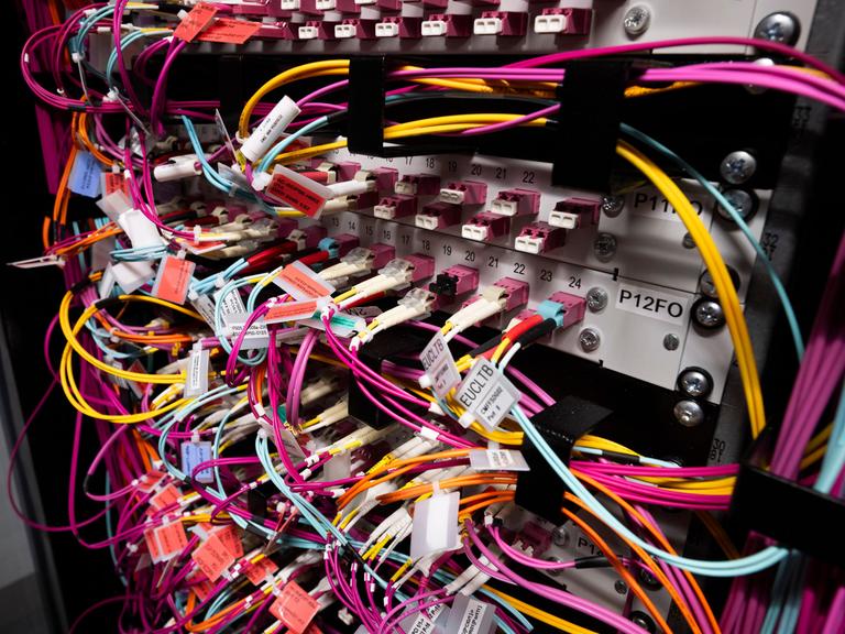 Kabel in einem Serverraum bei der europäischen Raumfahrtbehörde ESA.