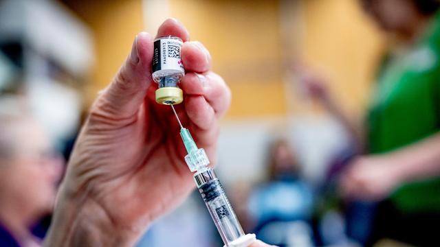 Ein Impfstoff wird in eine Spritze gezogen.