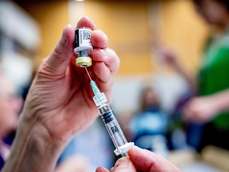 Ein Impfstoff wird in eine Spritze gezogen.