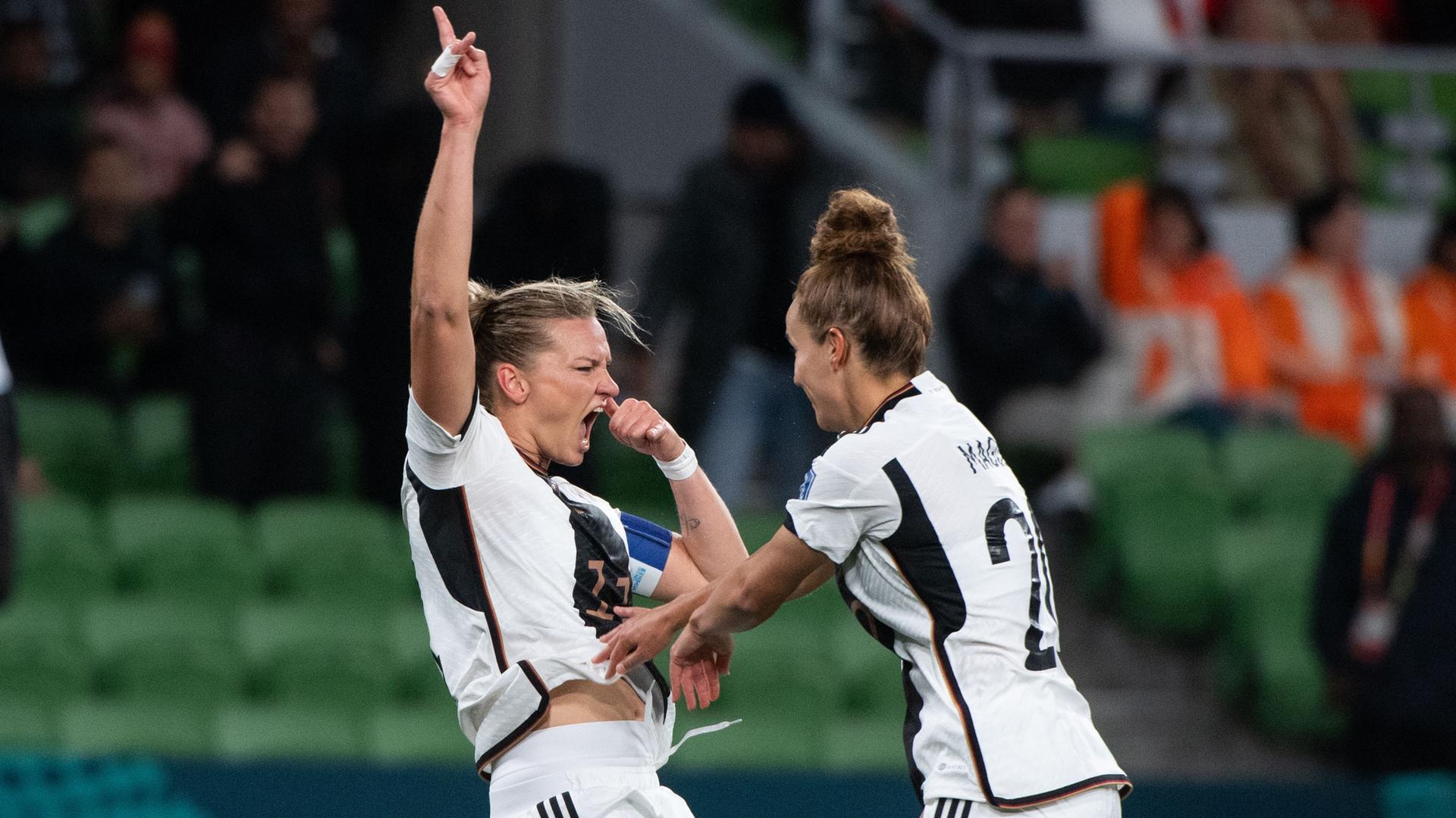 Alexandra Popp und Lina Magull  jubeln über das Tor zum 1:0 gegen Marokko
