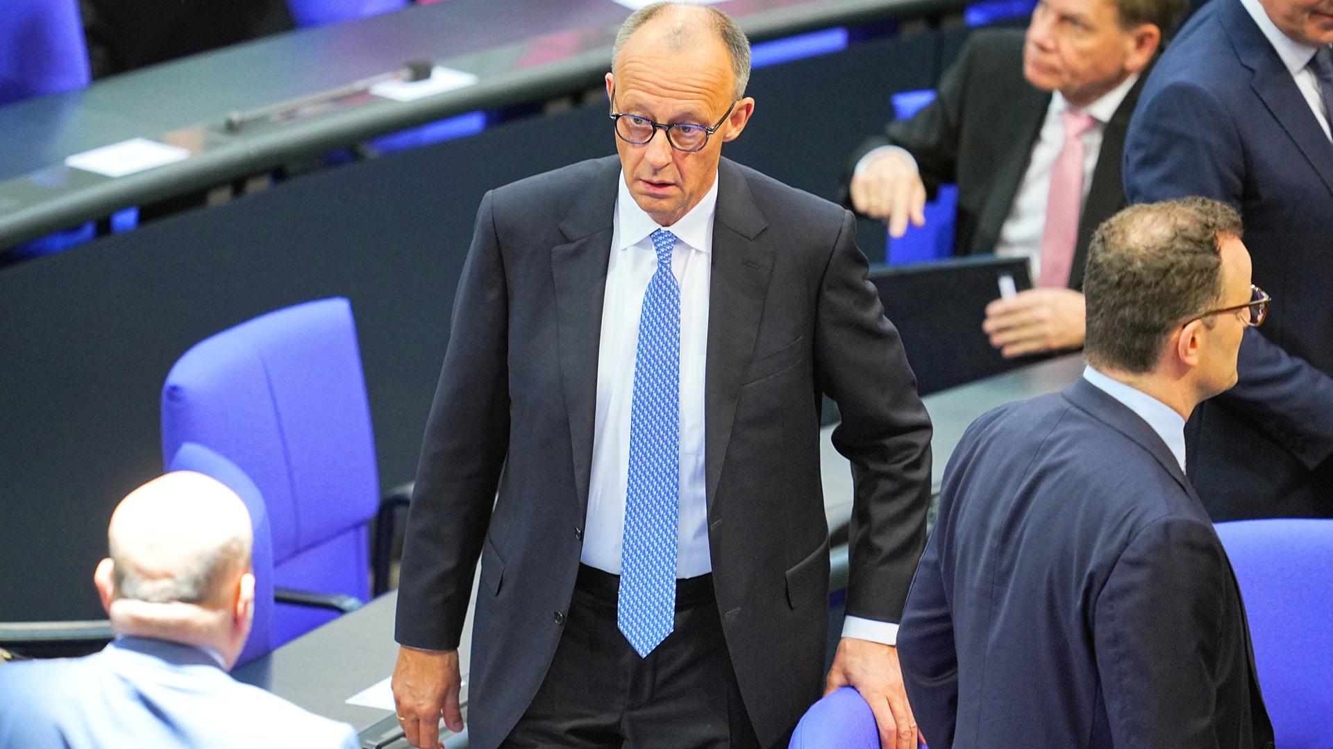 Der designierte Bundeskanzler Friedrich Merz (CDU, M) reagiert im Bundestag bei der Kanzlerwahl. Der designierte Bundeskanzler Friedrich Merz (CDU, M) reagiert im Bundestag bei der Kanzlerwahl.