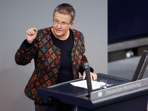 Kathrin Vogler steht am Pult des Bundestages und spricht zum Plenum.