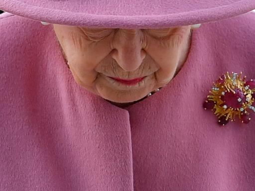 Die britische Queen Elizabeth II. senkt ihren Kopf.