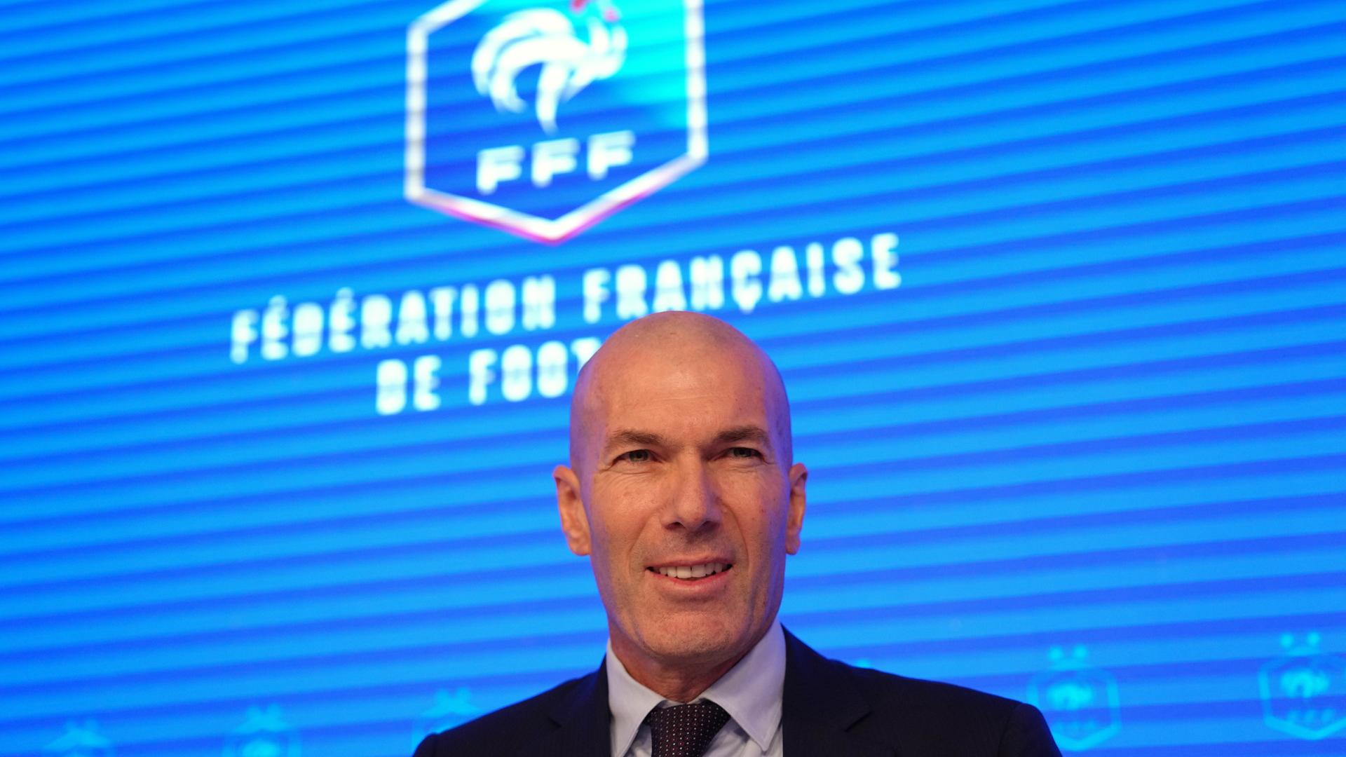 Zinedine Zidane, der neu ernannte Trainer der französischen Fußballnationalmannschaft, lächelt während einer Pressekonferenz im Hauptsitz des französischen Fußballverbands in Paris.