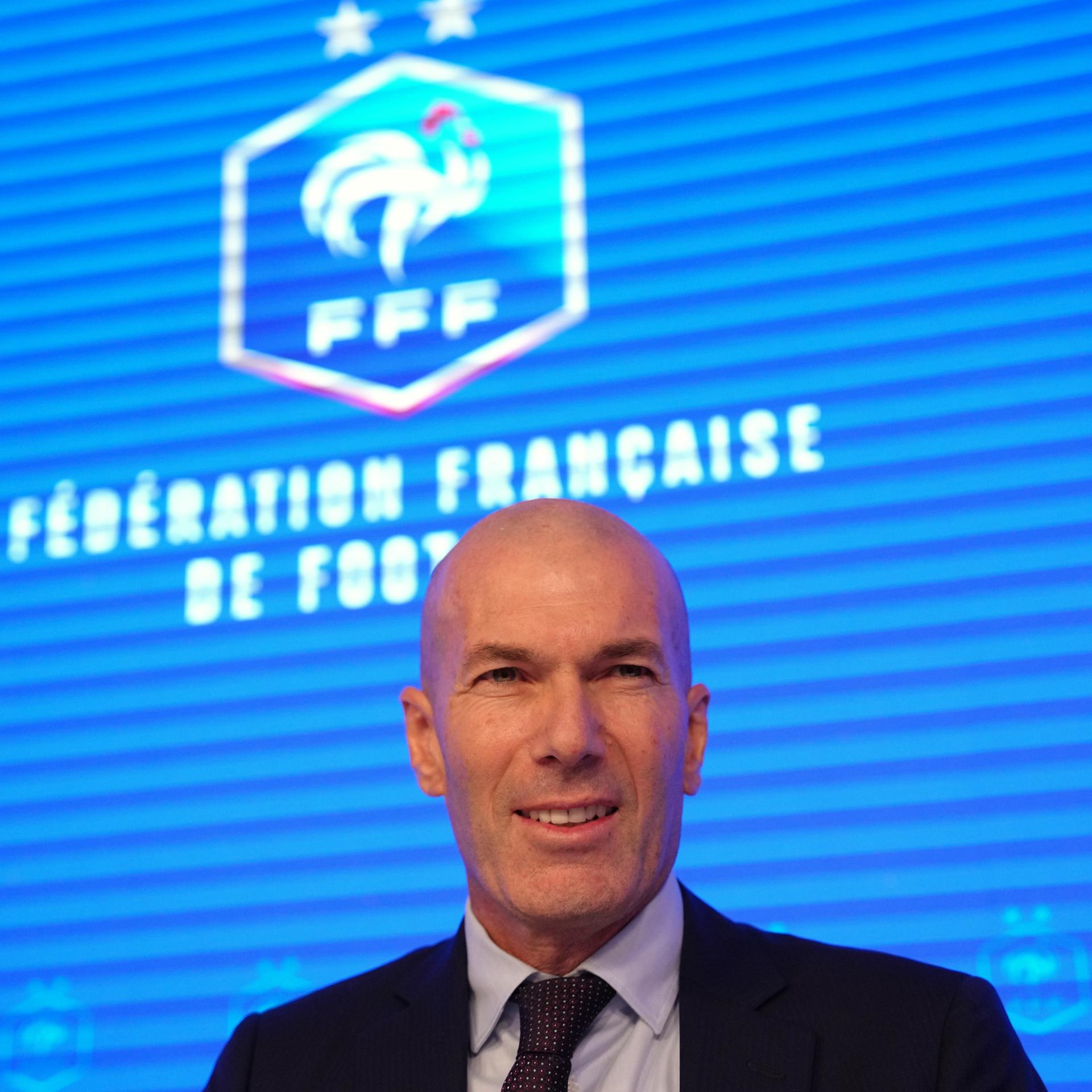 Zinedine Zidane, der neu ernannte Trainer der französischen Fußballnationalmannschaft, lächelt während einer Pressekonferenz im Hauptsitz des französischen Fußballverbands in Paris.
