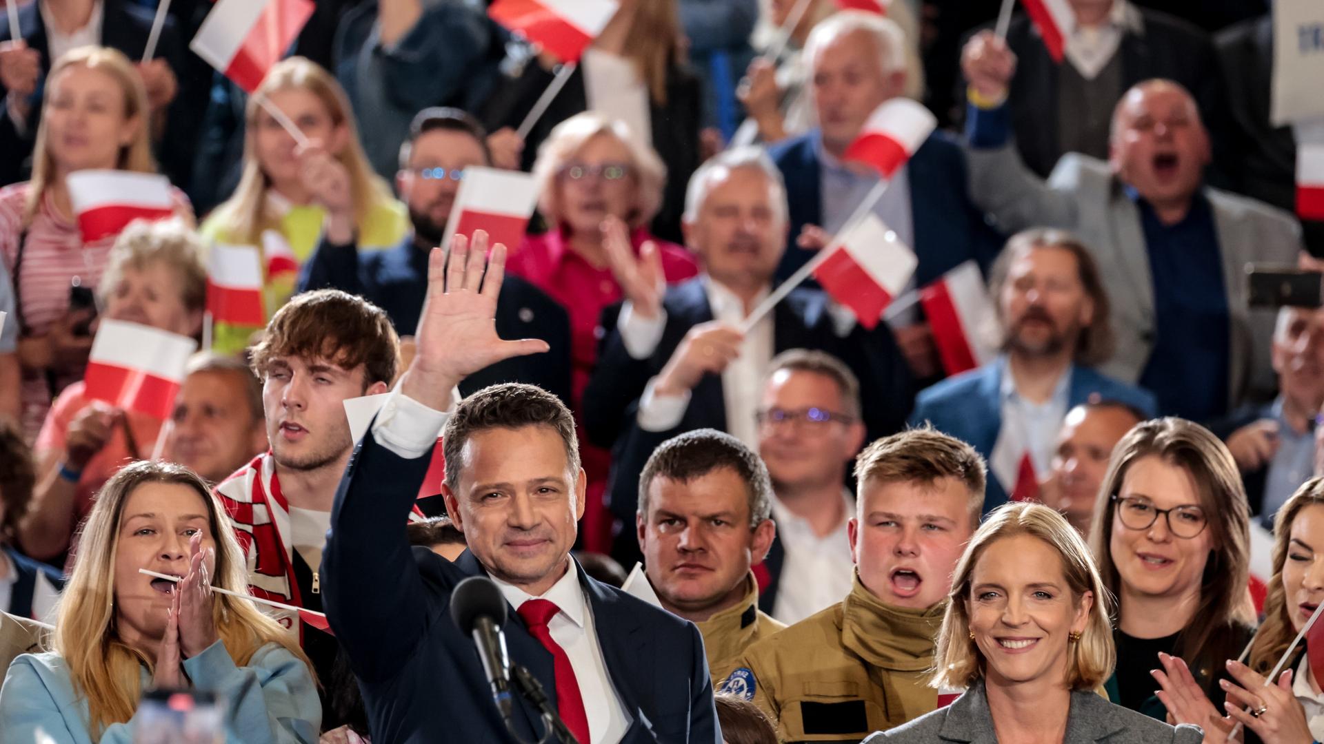 18. Mai 2025, Sandomierz, Polen: Rafal Trzaskowski, Bürgermeister von Warschau und Kandidat für das Amt des polnischen Staatspräsidenten, winkt in der Wahlnacht, nachdem die Umfragen ihm einen knappen Sieg in der ersten Wahlrunde beschert haben.