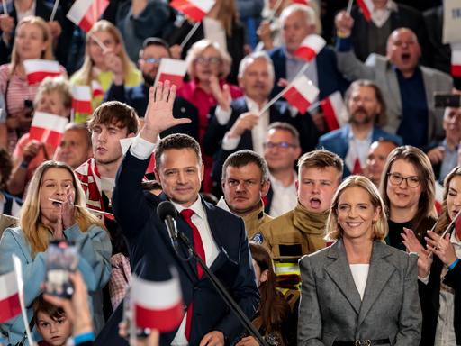 18. Mai 2025, Sandomierz, Polen: Rafal Trzaskowski, Bürgermeister von Warschau und Kandidat für das Amt des polnischen Staatspräsidenten, winkt in der Wahlnacht, nachdem die Umfragen ihm einen knappen Sieg in der ersten Wahlrunde beschert haben.