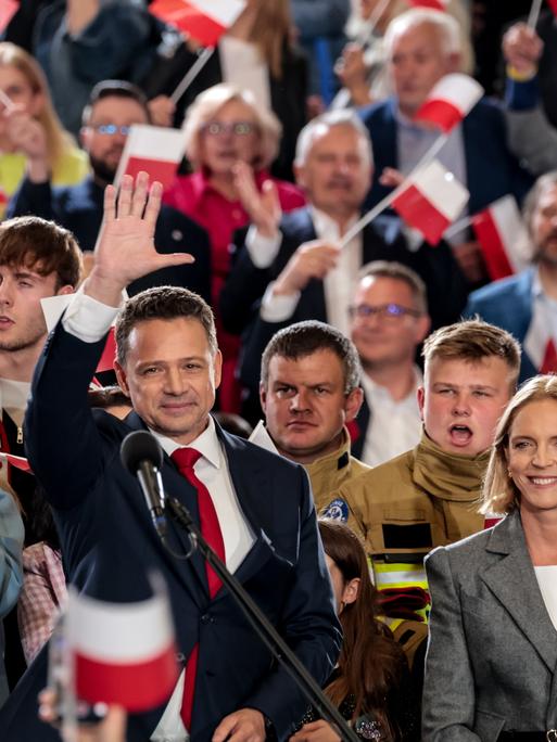 18. Mai 2025, Sandomierz, Polen: Rafal Trzaskowski, Bürgermeister von Warschau und Kandidat für das Amt des polnischen Staatspräsidenten, winkt in der Wahlnacht, nachdem die Umfragen ihm einen knappen Sieg in der ersten Wahlrunde beschert haben.