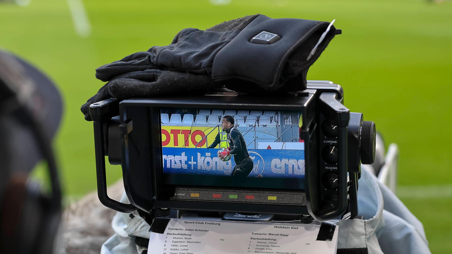 Auf dem Monitor von einer TV-Kamera ist Noah Atubolu, Torwart vom SC Freiburg zu sehen. 