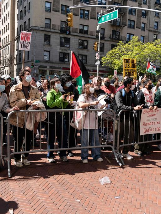 Unterstützer eines pro-palästinensischen Protestlagers auf dem Campus der Columbia University in New York, demostrieren vor der Universität am 22. April 2024.