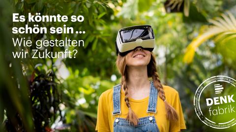 Eine Frau trägt in grüner Umgebung eine Virtual Reality (VR) Brille und schaut erfreut in den Himmel.