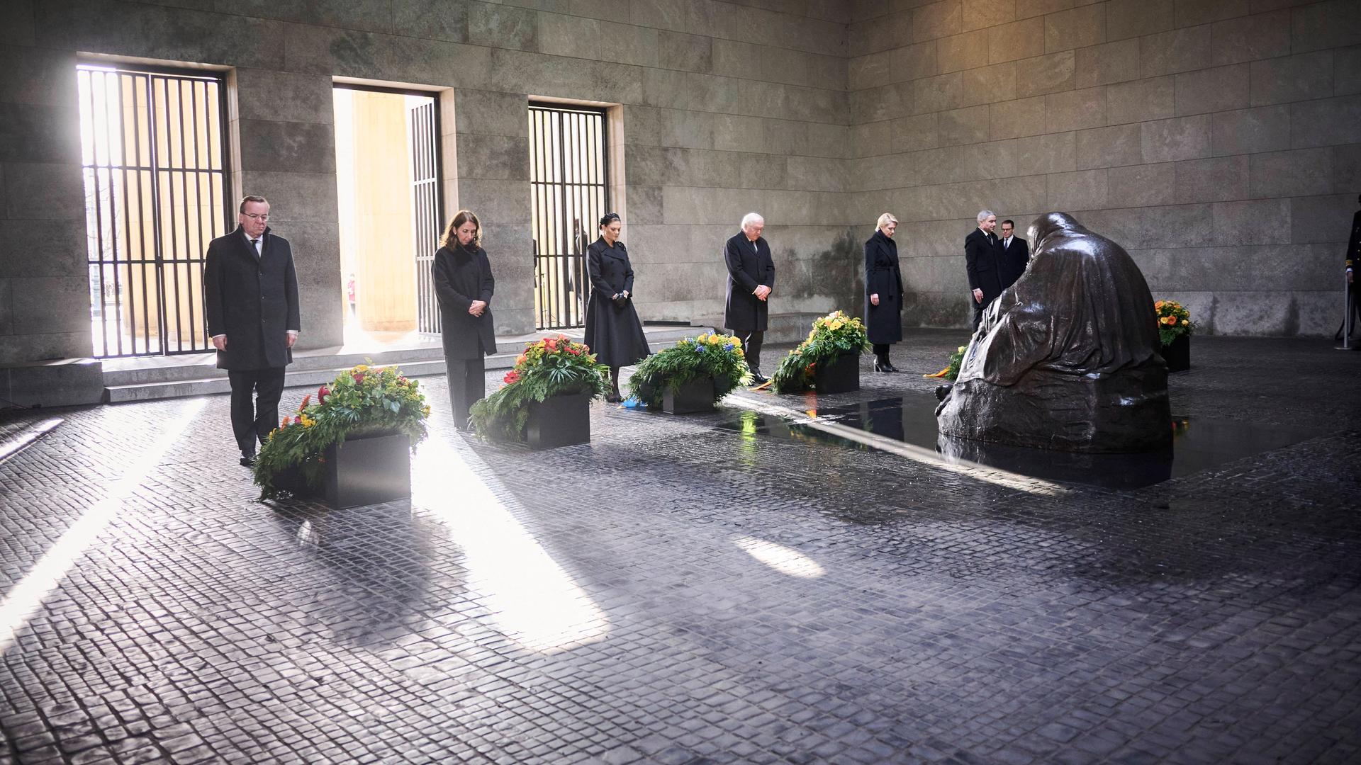 Mehrere Personen stehen vor Kränzen vor der Gedenkstätte "Neue Wache". Mehrere Personen stehen vor Kränzen vor der Gedenkstätte "Neue Wache".