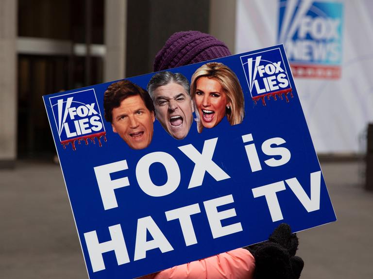 "FOX is HATE TV" ("FOX ist Hass-Fernsehen"), mit dieser Kritik auf einem Schild protestieren Menschen vor einem Gebäude des Senders in New York