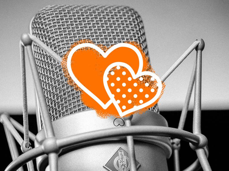 Ein altes Mikrofon mit zwei orangenen Herzen darauf. 